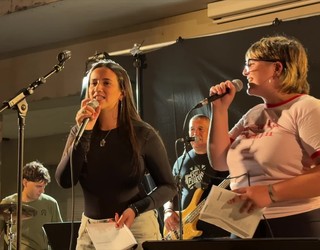Ehunka eztarri bat eginda afaldu ostean abesteko