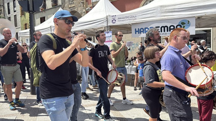 Harreman erakundearen esker ona Elkartasun Egunarekin bat egin zuten arrasatearrei