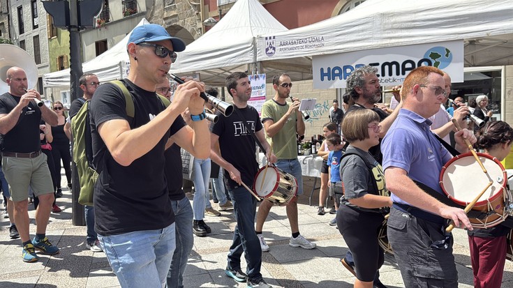 Harreman erakundearen esker ona Elkartasun Egunarekin bat egin zuten arrasatearrei