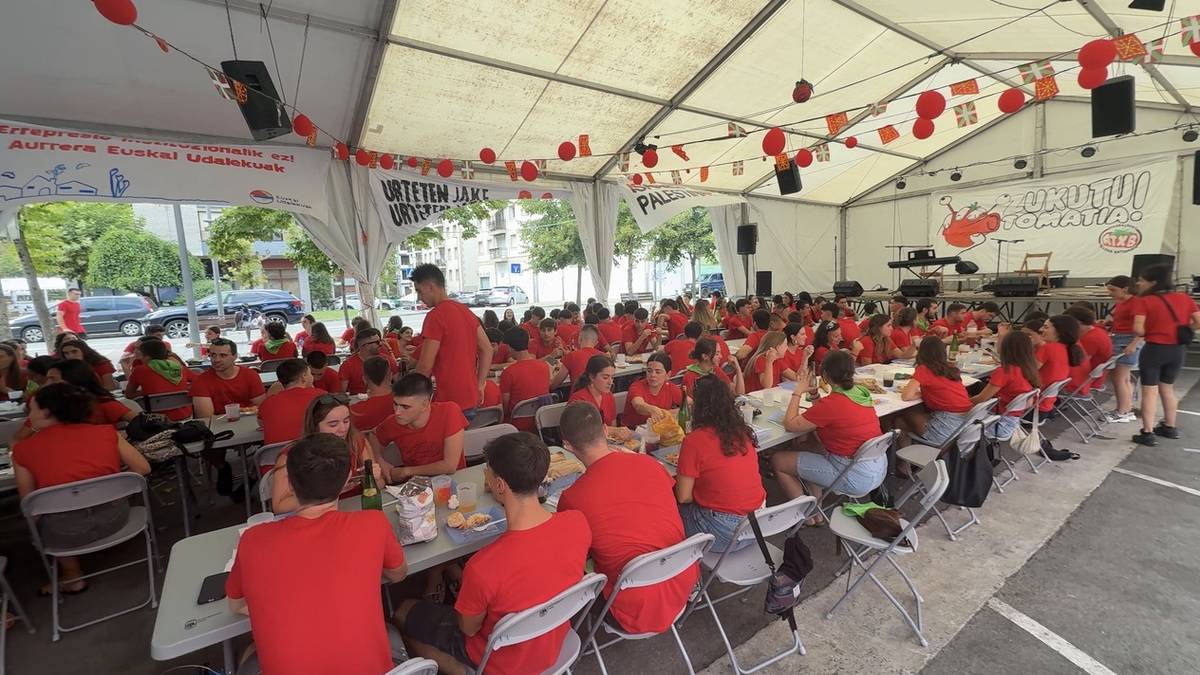 Andramaixetako gazte bazkariak 240 lagun inguru elkartu ditu txosnagunean