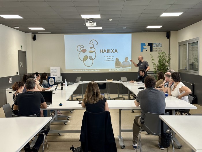 Euskararen eta adimen artifizialaren gaia lantzen