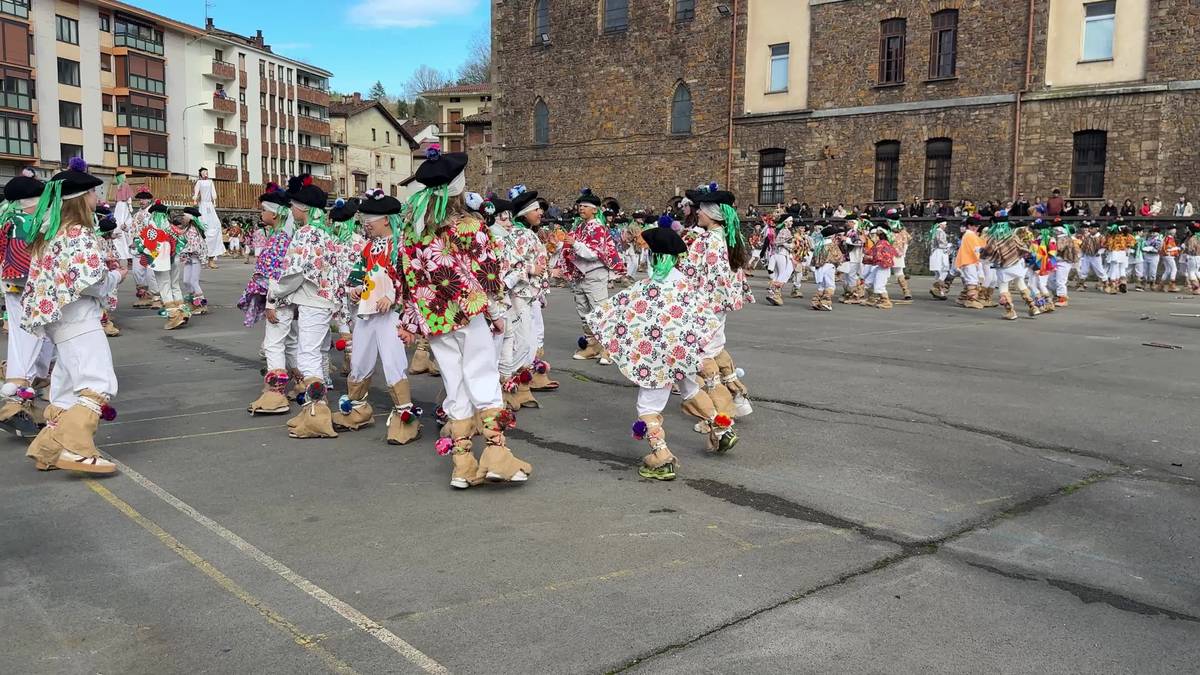 Inauteri Txikiaren bueltan, kalez kale aritu dira Oñatin
