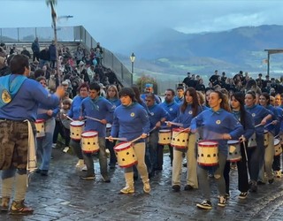 Euriak ez du Elgetako Domingo Iturbe kaleko jaietako danborrada eten