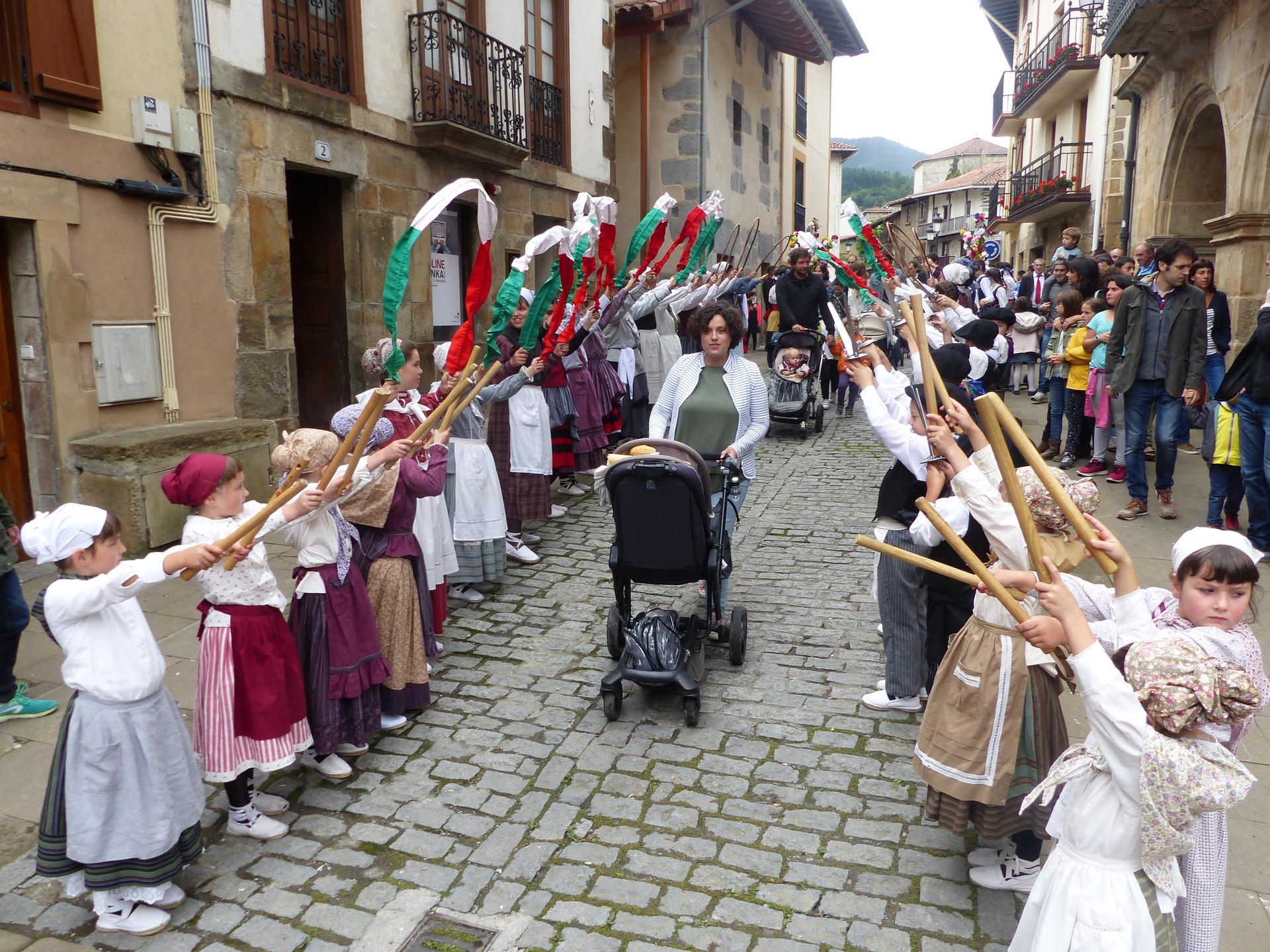 Herriko ume jaioberriei ongietorria egingo diete domekan