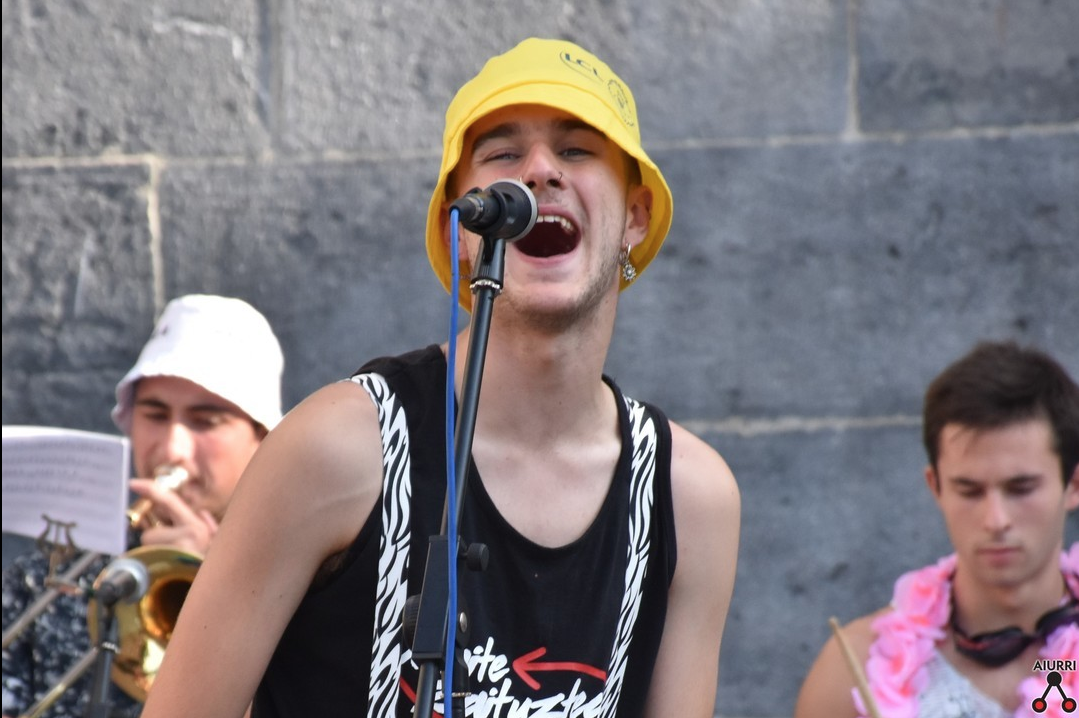Musika emanaldiak eta bestelakoak antolatu ditu txosna batzordeak
