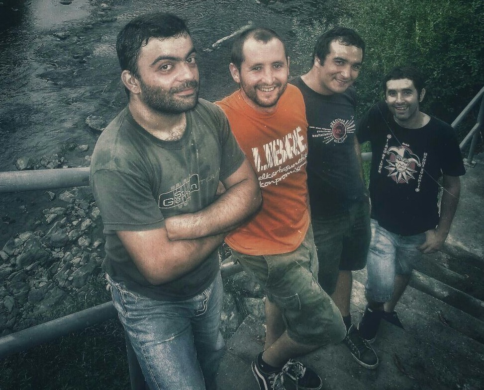 Fly Shit: "Erritmo eta intentsitate aldaketek hor jarraitzen dute"