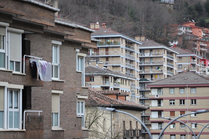 Etxebizitza alokatzea, zaila eta gero eta garestiagoa