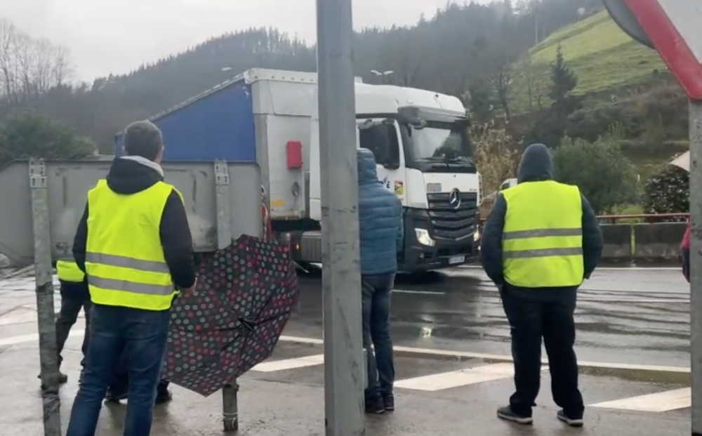 "Arduraz jokatzeko deia", piketeetan ari diren garraiolariei