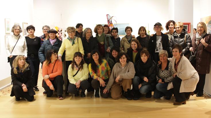 Hamar urteren ondoren, loratzen dihardu Bergarako emakume artisten erakusketak