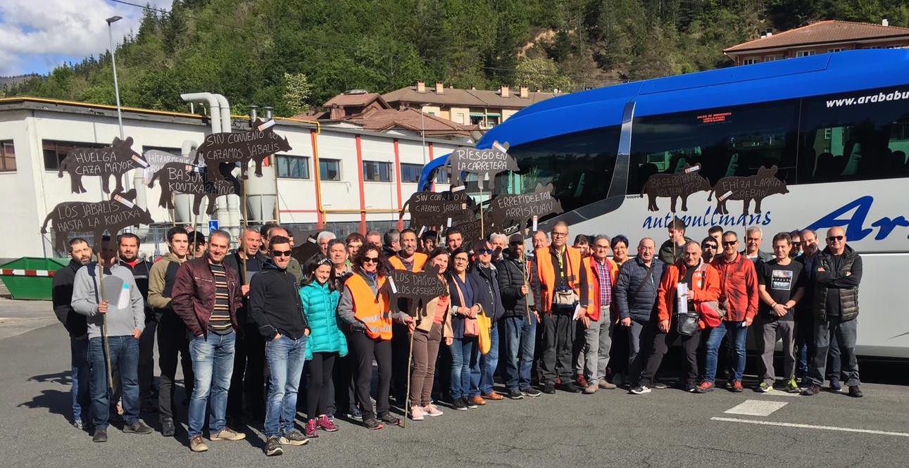 Hirurogei eskoriatzar joan dira ehizaren aldeko manifestaziora Donostiara