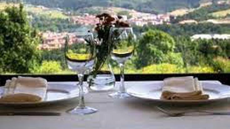 Soraluze hotelean, bi pertsonarendako otordua