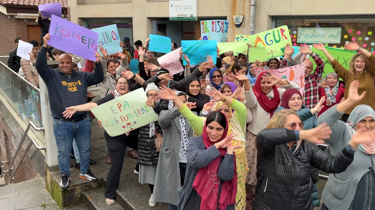 Arrasateko Helduen Eskolak ere bat egin du Euskararen Egunarekin