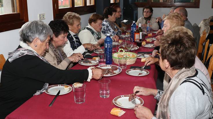 Bazkari zaporetsua egin dute Osintxuko jubilatuek