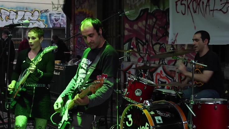 Etxean jo du 3 Kuervos taldeak, punk jaialdian