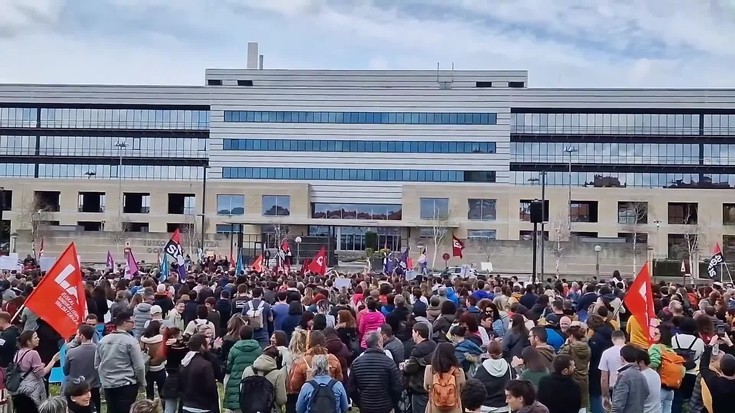 Hezkuntza publikoko irakasleen grebak bertan behera, hitzarmen berria sinatuta