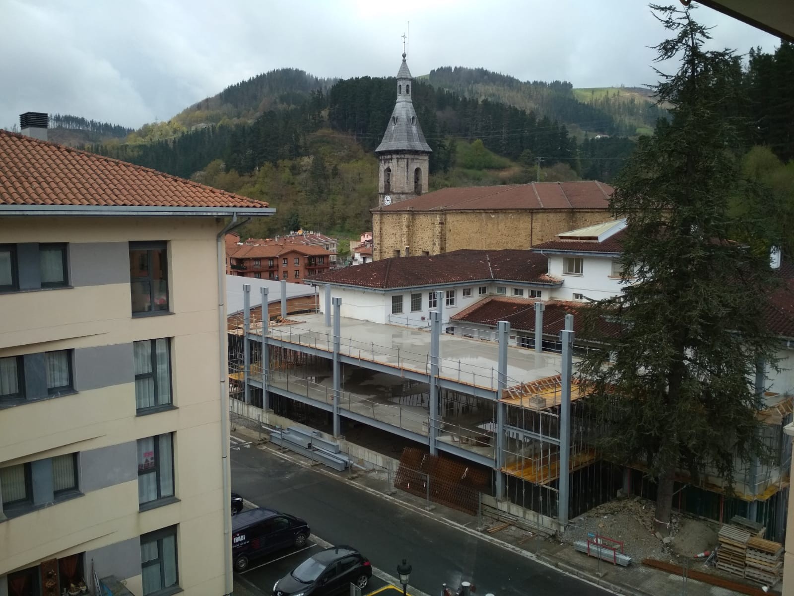 Eskolako obra ere geldi dago, oraingoz