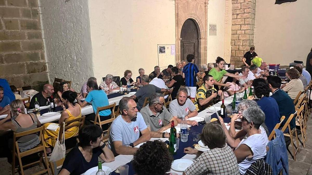 50 lagun elkartu dira Azkoagako afarian, San Juan jaiei hasiera emateko