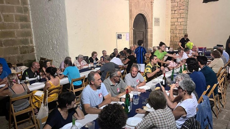 50 lagun elkartu dira Azkoagako afarian, San Juan jaiei hasiera emateko