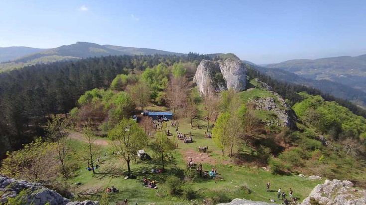 Atxorrotxeko Egunean jendetza igo da Eskoriatzako mendira