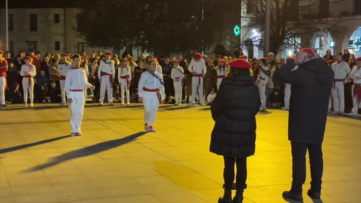 2007an jaiotako kintoen dantza aretxabaletarren aurrean