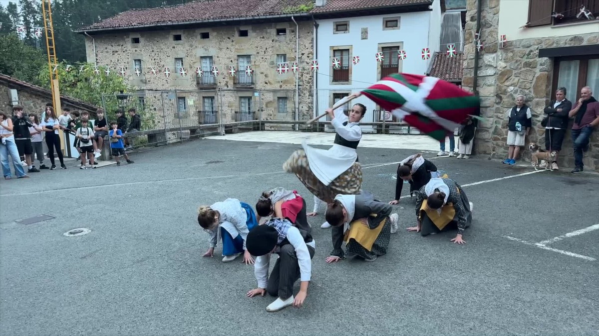 San Migelen jaitsierak eta herri dantzek piztu dute Angiozarko jaien txinparta