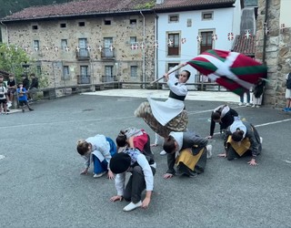 San Migelen jaitsierak eta herri dantzek piztu dute Angiozarko jaien txinparta