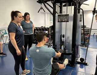 Emakumeentzako entrenamendu gidatuak martxan Antzuolako udal gimnasioan