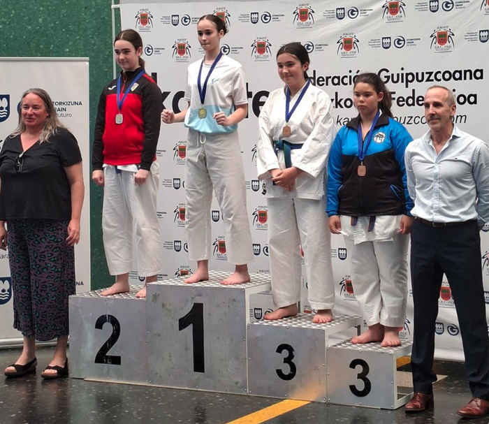 Urrezko domina eskuratu du Maitane Bartolomek eskolarteko karate txapelketan