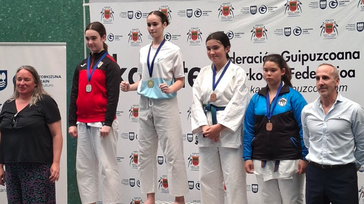 Urrezko domina eskuratu du Maitane Bartolomek eskolarteko karate txapelketan