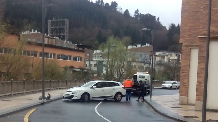 Auto batek farola baten kontra jo du Arrasaten