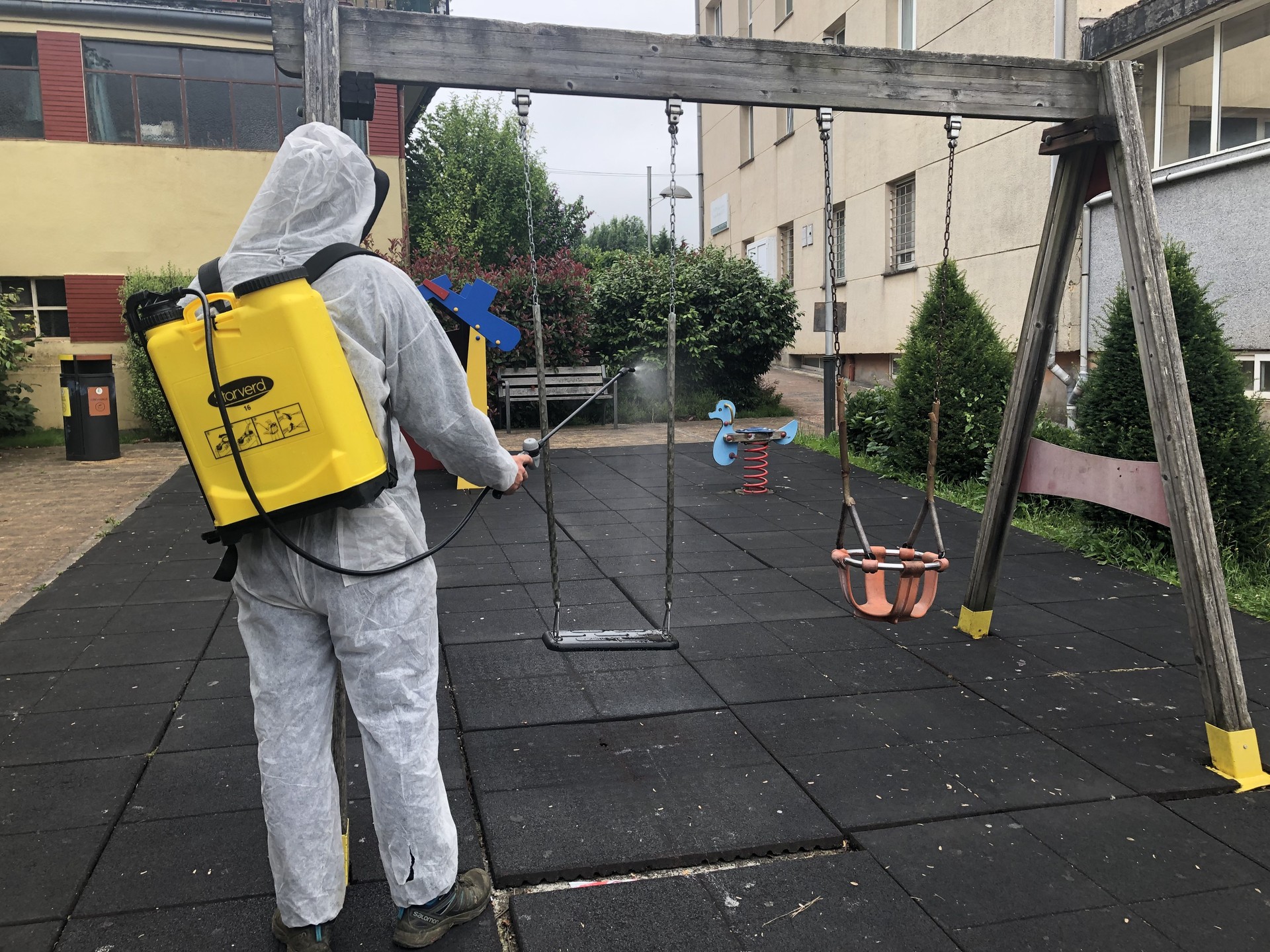 Desinfekzio lanak haur parkeetan