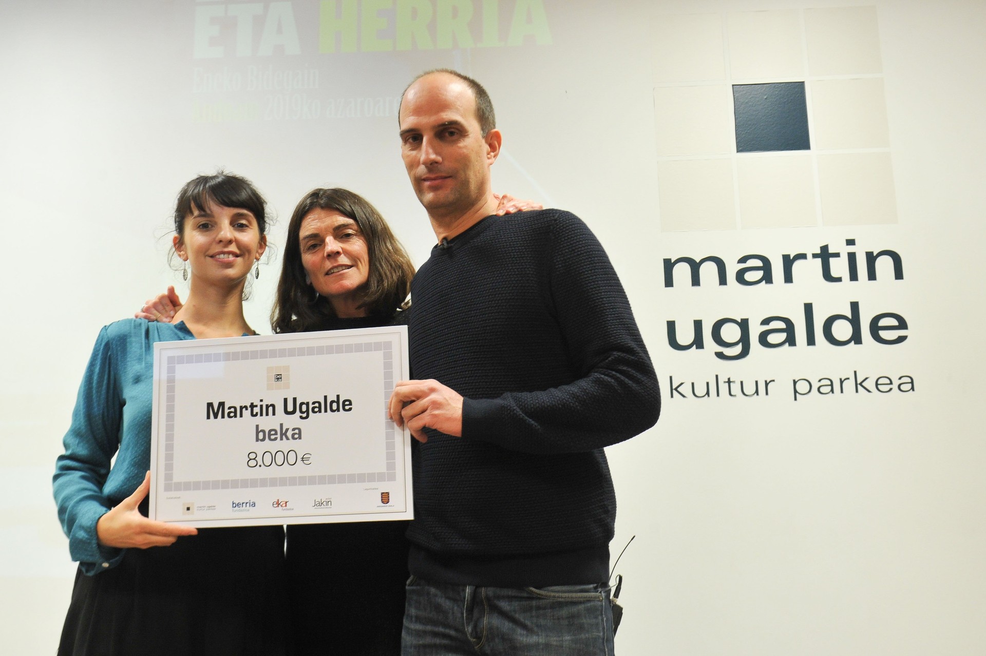 Martin Ugalde beka MUko Ainhoa Larrañaga, Eneko Bidegain eta Zuriñe Maguregi irakasleendako