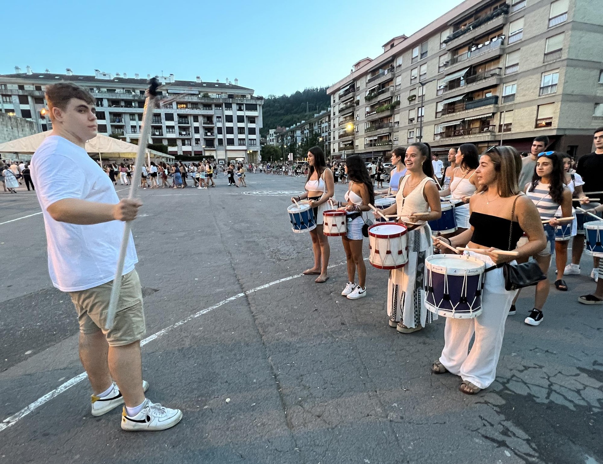 Danborrak eta barrikak jotzen, 700 lagundik gora