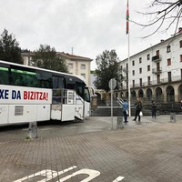 Odola emateko autobusa Herriko Plazan