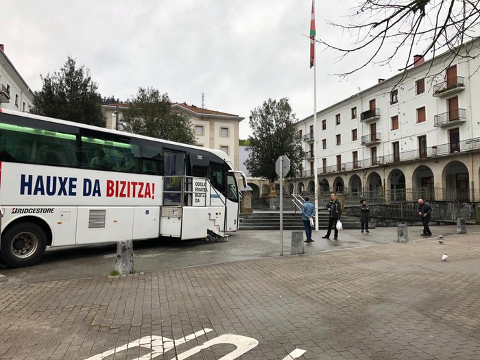 Odola emateko autobusa Herriko Plazan