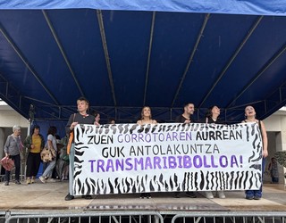 Lohixak eta Atxabalta Harro elkarteek deituta, elkarretaratzea egin dute Aretxabaletan