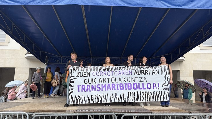 Lohixak eta Atxabalta Harro elkarteek deituta, elkarretaratzea egin dute Aretxabaletan