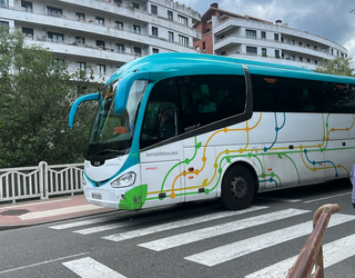 Autobus zerbitzua hobetzeko eskaera Foru Aldundiari