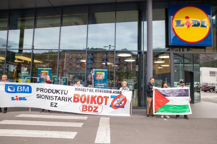 Israelen ekoitzitako produktuak kentzeko eskatu diete Lidl eta BM supermerkatuei