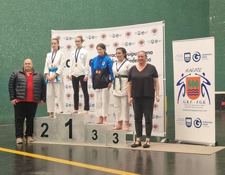 Aretxabaletako hiru karateka podiumera igo dira Hondarribian