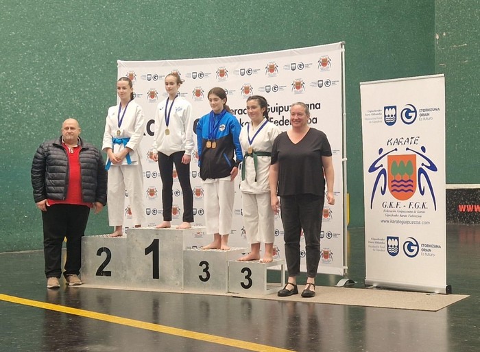 Aretxabaletako hiru karateka podiumera igo dira Hondarribian