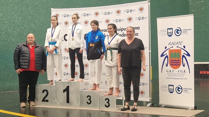 Aretxabaletako hiru karateka podiumera igo dira Hondarribian