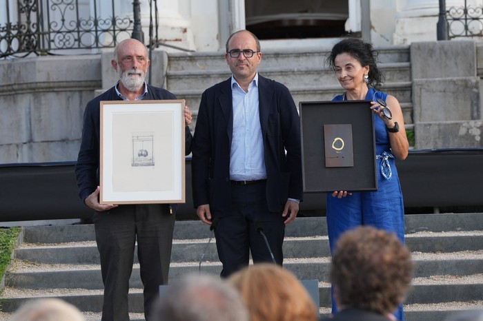 “Memoria demokratikoa berreskuratzen” egindako ekarpenagatik Aldundiaren aitortza jaso dute Lourdes Herrastik eta Paco Etxebarriak
