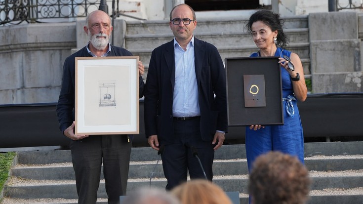 “Memoria demokratikoa berreskuratzen” egindako ekarpenagatik Aldundiaren aitortza jaso dute Lourdes Herrastik eta Paco Etxebarriak