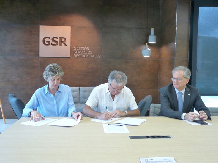 Loturarik gabeko zainketa defendatzeko, hitzarmena sinatu dute GSR eta Cuidados Dignos fundazioek