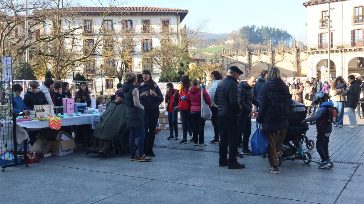 Elkartasun azokak hartu du Oñatiko Plaza