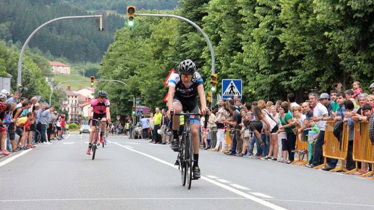 Kadete mailako Eroski-Portabicis.com taldekoak podiumean izan dira Bergaran eta Oñatin