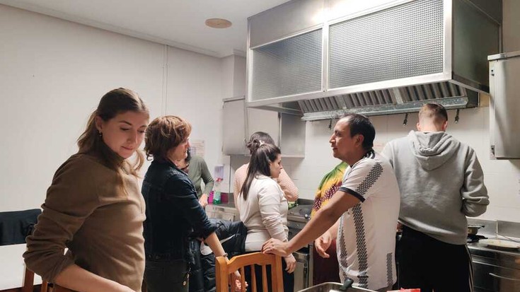 Torrada lehiaketa egin dute Eskoriatzako Auzoko eta Berbalagun taldeko kideek