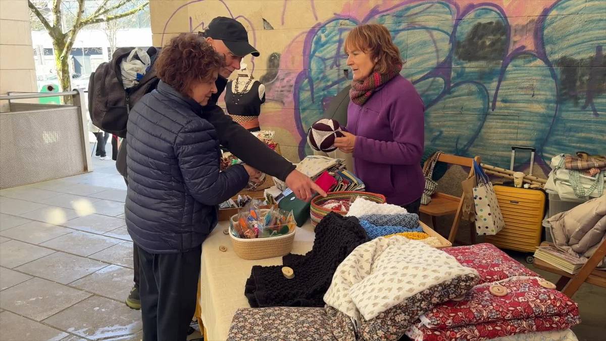 Emakumeen eskuekin egindako artelanak kalera