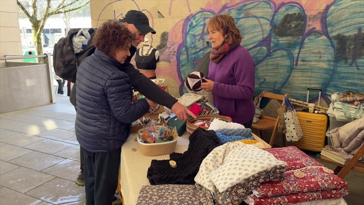 Emakumeen eskuekin egindako artelanak kalera